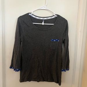 Izod womens gray 3/4 sleeve top with blue accents